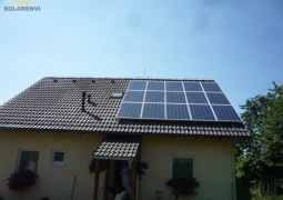 15 fotovoltaických modulů na střeše rodinného domu